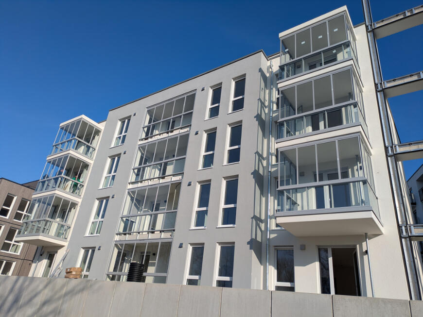 Balkonverglasungen für Mehrfamilienhaus Großprojekt mit modernen Balkon- und Glaslösungen an einem Mehrfamilienhaus