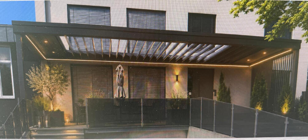 Moderne Terrassenüberdachung mit Lamellendach Hochwertige Terrassenüberdachung mit Lamellendach, integrierter Beleuchtung und dunkler Aluminiumkonstruktion