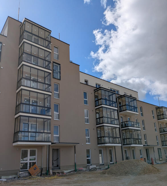 Balkonverglasungen im Großprojekt Mehrgeschossiges Wohngebäude mit großflächigen Balkonverglasungen von Montagebau HILT