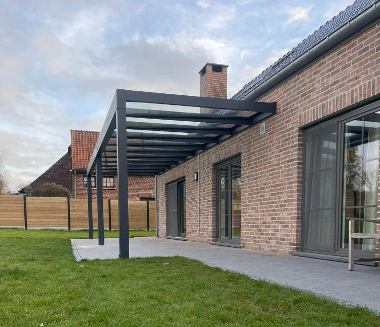 Moderne Terrassenüberdachung am Wohnhaus Freistehende Terrassenüberdachung aus dunklem Aluminium an einem modernen Wohnhaus