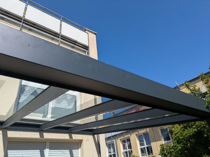 Terrassenüberdachung aus Aluminium Moderne Terrassenüberdachung aus Aluminium mit Glasdach von Montagebau HILT