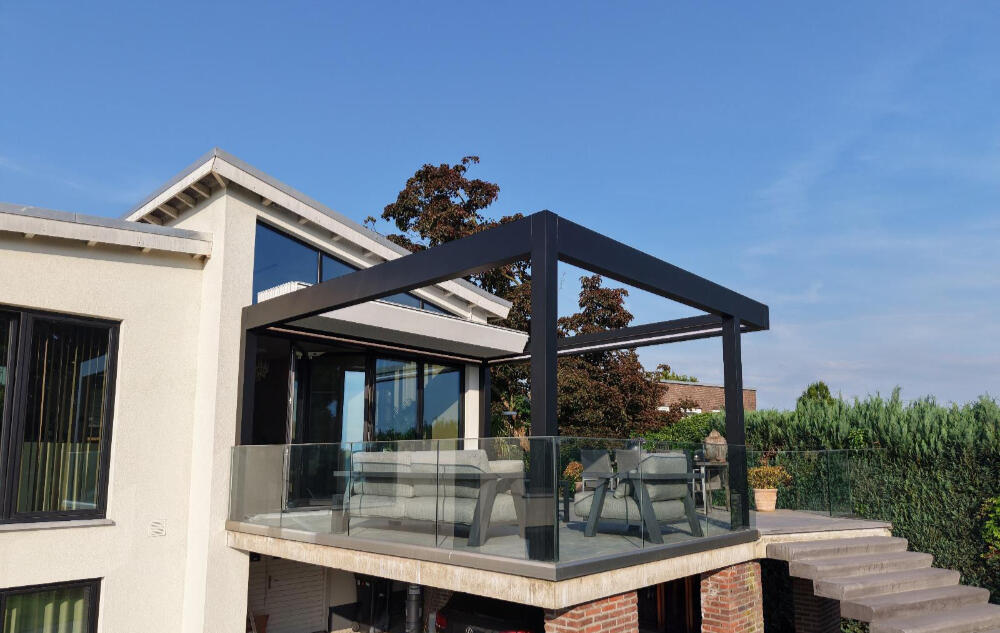 Balkonüberdachung aus Aluminium und Glas Moderne Balkonüberdachung mit dunkler Aluminiumkonstruktion und Glasdach