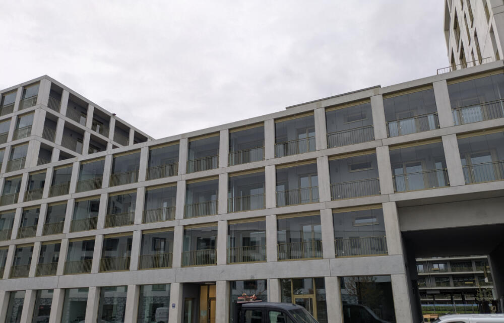 Balkonverglasungen für Wohnanlage Mehrgeschossige Wohnanlage mit großflächigen Balkonverglasungen