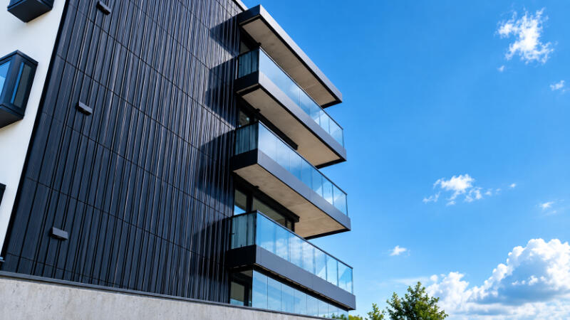 Balkonverglasung Moderne Fassade unter blauem Himmel